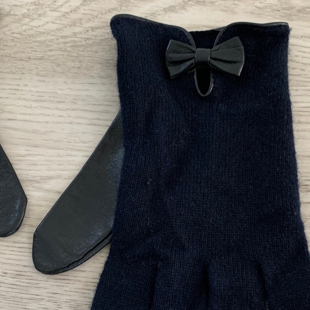 Quinn 100% Cashmere and Leather Gloves with Bows.
